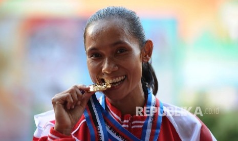 Pelari DKI Jakarta, Rini Budiarti sukses meraih medali emas nomor 5.000 meter dan 800 meter putri di PON XIX Jabar.