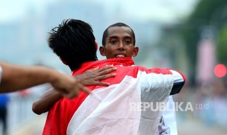 Pelari Indonesia Agus Prayogo berppelukan dengan Pelari Singapura Soh Rui Yong usai memasuki garis finish saat bertanding pada nomor lari marathon SEA Games XXIX Kuala Lumpur di Putrajaya, Malaysia, Sabtu (19/8).