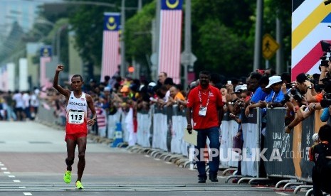 Pelari Indonesia Agus Prayogo memasuki garis finish saat bertanding pada nomor lari marathon SEA Games XXIX Kuala Lumpur di Putrajaya, Malaysia, Sabtu (19/8).