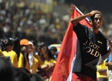 Pelari Indonesia, Agus Prayogo, usai memenangi final nomor 5000 meter putra SEA Games XXVI di Stadion Atletik Jakabaring, Palembang, Sumatera Selatan, Selasa (15/11) malam. 