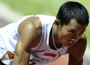 Pelari Indonesia, Heru Astriyanto, bersiap pada final nomor 400 meter putra SEA Games XXVI di Stadion Atletik Jakabaring, Palembang, Sumatera Selatan, Minggu (13/11). 