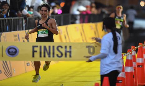 Pelari Indonesia Rahmat Setiabudi berlari menuju garis finish kategori 10 K pada ajang Maybank Marathon 2022 di kawasan Gianyar, Bali, Ahad (28/8/2022). Lomba lari Maybank Marathon kembali hadir pada 2023 dan akan digelar pada 27 Agustus di Gianyar, Bali, sama seperti penyelenggaraan di tahun-tahun sebelumnya.