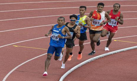 Pelari Jawa Barat Agus Prayogo (kiri) berlari paling depan dalam babak final nomor lari 5.000 meter putra cabang atletik PON Papua di Stadion Atletik Mimika Sport Center, Kabupaten Mimika, Papua, Selasa (5/10/2021). Agus meraih medali emas, sementara pelari Jabar lainnya Pandu Sukarya meraih medali perak dan pelari Bangka Belitung Robi Sianturi meraih medali perunggu.