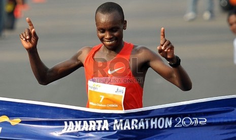  Pelari Kenya, Chebor William Chebon, menyentuh garis finis pertama dalam ajang lomba lari Jakarta Marathon 2013, kategori putra Full Marathon, di kawasan Monas, Jakarta, Ahad (27/10). (Republika/Prayogi)