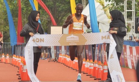 Pelari Kenya, Geoffrey Birgen saat menyentuh garis finish yang pertama pada kategori Full Marathon Open Male, Borobudur Marathon 2018 Powered by Bank Jateng, di Taman Lumbini, Kompleks Candi Borobudur, Kabupaten Magelang, Jawa Tengah, Ahad (18/11). Ia mencatatkan waktu tercepat   2 jam 20 menit 10 detik.