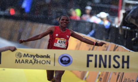 Pelari Kenya Margaret Wangui berlari menuju garis finish pada half marathon pada ajang Maybank Marathon 2022 di kawasan Gianyar, Bali, Ahad (28/8/2022). Pelari Kenya Rosemary Mumo Katua menjadi juara pertama kategori half marathon dengan catatan waktu 1 jam 15 menit 11 detik, juara kedua pelari Kenya Margaret Wangui dengan catatan waktu 1 jam 23 menit 31 detik dan juara ketiga juga diraih pelari Indonesia Eva Desiana dengan catatan waktu 1 jam 28 menit 56 detik.