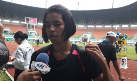 Pelari Maluku, Alvin Tehupeiory memberikan keterangan kepada media seusai lomba final atletik nomor lari gawang 400 meter, di Stadion Pakansari, Bogor, Jumat (23/9). Alvin finis tercepat dan meraih medali emas.