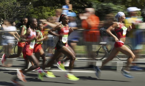 Pelari maraton wanita asal Kenya Jemima Sumgong (tengah) saat berlomba pada nomor maraton Olimpiade di Samdromo, Rio de Janeiro, 14 Agustus