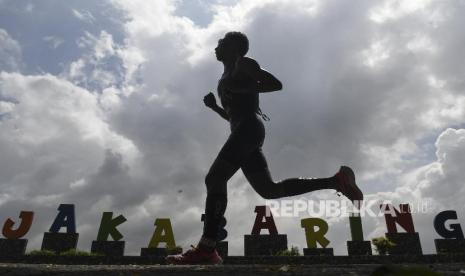 Pelari melintas di deretan huruf Jakabaring di Jakabring Sport City (JSC), Palembang, Sumatra Selatan (ilustrasi)