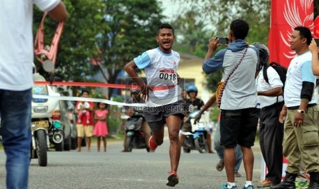 Pelari mengikuti Lomba lari 10K menyambut perayaan HUT ke-70 RI di Sorong, Papua Barat, Ahad (16/8).  (Republika/Rakhmawaty La’lang)