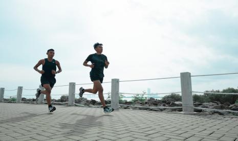 Pelari Reza Aulia Pradipta (kiri) dan Muhammad Ady Saputra.