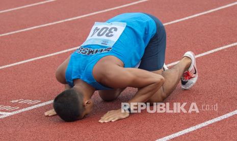 Pelari Sumatera Selatan Rio Maholtra sujud syukur usai menang dalam final nomor lari 110 meter gawang putra cabang atletik PON Papua di Stadion Atletik Mimika Sport Center, Kabupaten Mimika, Papua, Selasa (5/10/2021). Rio meraih medali emas, sementara pelari Riau Hirzan Rahmadon meraih medali perak dan pelari Jawa Timur Ghanes Bagus Pandega meraih medali perunggu.