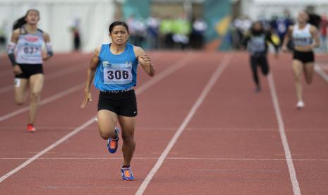 Pelari Sumatra Selatan Sri Mayasari (kedua kiri) beradu cepat dengan pelari lainnya dalam final lari 400 meter putri PON Papua di Stadion Atletik Mimika Sport Center, Kabupaten Mimika, Papua, Selasa (12/10/2021). Sri Mayasari meraih medali emas sekaligus memecahkan rekor nasional dan PON dengan catatan waktu 53,22 detik, sementara pelari DI Yogyakarta Rahma Annisa meraih medali perak serta pelari Bali Dewi Ayu Agung Kurniy meraih medali perunggu