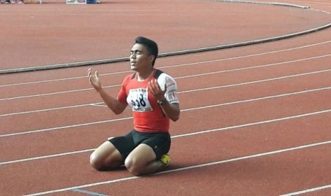 Pelari Sumatra Barat, Yaspi Boby mengucap syukur setelah menjadi yang tercepat di nomor 200 meter PON XIX Jabar, di Stadion Pakansari, Bogor, Jumat (23/9). Yaspi sebelumnya juga telah berhasil meraih emas nomor 100 meter.