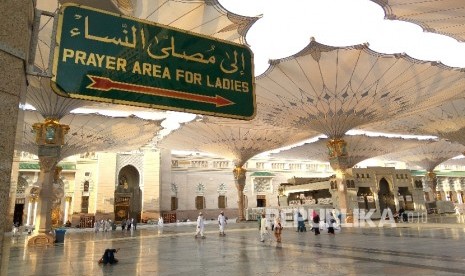 Pelataran masjid Nabawi di Madinah. 