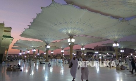 Pelataran masjid Nabawi di Madinah.