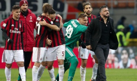 Pelatih AC Milan Gennaro Gattuso (kanan) bersama para pemainnya merayakan kemenangan atas Sampdoria di Stadion San Siro, Senin (19/2) dini hari WIB. 