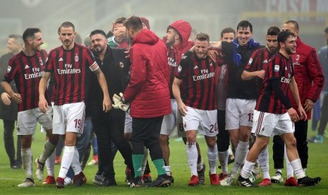 Pelatih AC Milan Gennaro Gattuso (ketiga dari kiri) dan para pemainnya merayakan kemenangan atas Lazio pada lanjutan Liga Italia Serie A 2017/2018 di Stadion Giuseppe Meazza, Milan, Ahad (28/1). 