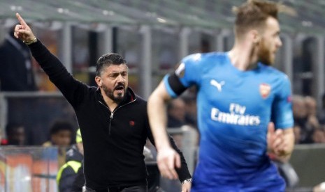 Pelatih AC Milan Gennaro Gattuso (kiri) memberikan instruksi saat timnya menghadapi Arsenal pada leg pertama 16 besar Liga Europa.