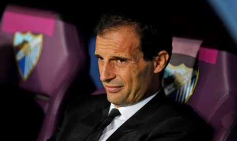 Pelatih AC Milan, Massimiliano Allegri mengamati para pemainnya dalam pertandingan Liga Champions Grup C melawan Malaga di Rosaleda Stadium, Malaga, Spanyol, Kamis (24/10). 