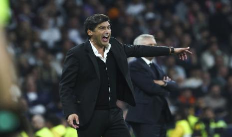 Pelatih AC Milan Paulo Fonseca memberikan instruksi kepada pemainnya dalam laga keempat Liga Champions melawan Real Madrid di Santiago Bernabeu, Rabu (6/11/2024) dini hari WIB.