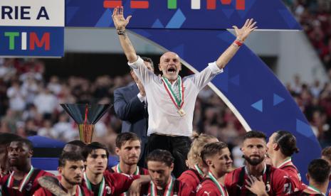 Pelatih AC Milan Stefano Pioli (baju putih) saat merayakan gelar juara Serie A Liga Italia musim 2021/2022 di Stadion Mapei. Medai juara Pioli hilang diambil orang selepas perayaan.