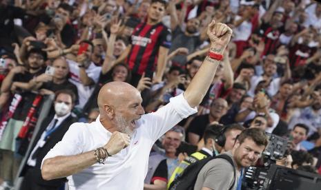  Pelatih AC Milan Stefano Pioli.