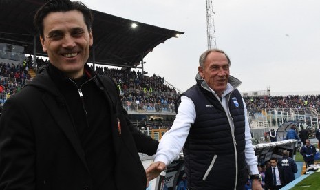 Pelatih AC Milan, Vicenzo Montella dan pelatih Pescara, Zdenek Zeman pada laga Serie A di stadion Adriatico, Ahad (2/4). 