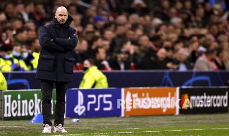  Pelatih Ajax Erik ten Hag selama pertandingan sepak bola babak 16 besar Liga Champions UEFA antara Ajax Amsterdam dan Benfica Lisbon di Johan Cruijff ArenA di Amsterdam, Belanda,Rabu (16/3) dini hari WIB.