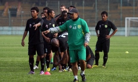 Pelatih Aji Santoso.