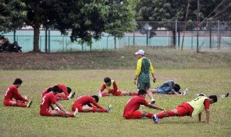 Pelatih Aji Santoso bersama para pemain timnas Indonesia.