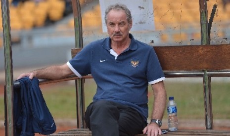 Pelatih Alfred Riedl.