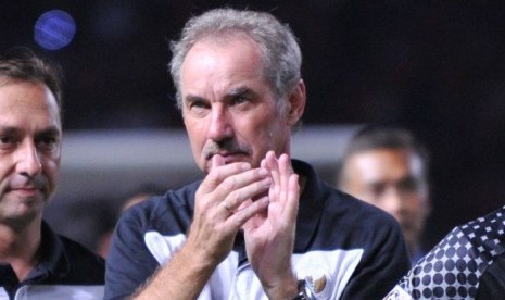 Pelatih Alfred Riedl.