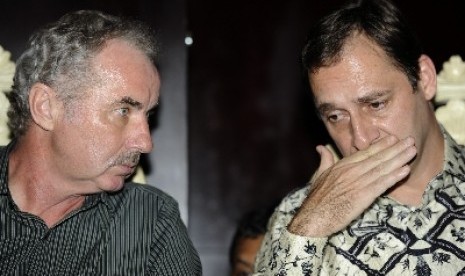 Pelatih Alfred Riedl (kiri) bersama asisten pelatih timnas Wolfgang Pikal.