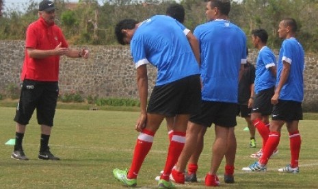 Pelatih Alfred Riedl (kiri) memberi instruksi kepada pemain timnas Indonesia.