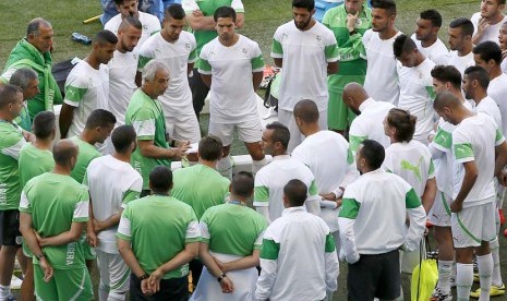 Pelatih Aljazair Vahid Halilhodzic (tengah) berbicara kepada para pemainnya selama sesi pelatihan di Estadio Mineirao, Belo Horizonte, Brasil, Senin (16/6).   (EPA / Dennis M. Sabangan).