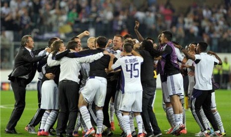 Pelatih Anderlecht, John Van Den Brom (tengah), melakukan perayaan bersama timnya usai mengalahkan AEL di leg kedua babak playoff Liga Champions di Stadion Constant Vanden Stock, Anderlecht, Selasa (28/8). 