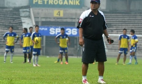 Pelatih Arema Cronus, Suharno.