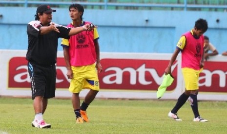 Pelatih Arema Cronus, Suharno (kiri).