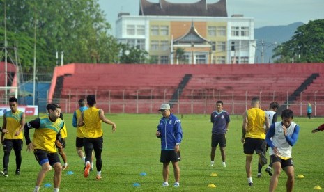 Pelatih Arema FC Aji Santoso (tengah) m