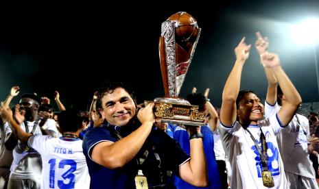 Pelatih Arema FC Eduardo Almeida mengangkat piala saat berselebrasi usai mengalahkan Borneo FC dalam leg kedua final Piala Presiden 2022 di Stadion Segiri, Samarinda, Kalimantan Timur, Ahad (17/7/2022). Arema FC menjadi juara Piala Presiden 2022 setelah menang dengan aggregat 1-0 atas Borneo FC.