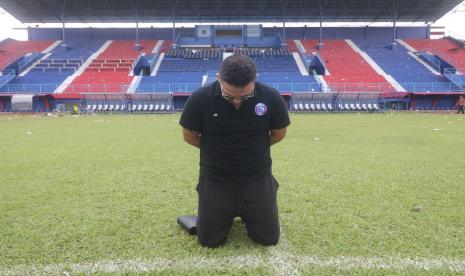 Javier Roca bersimpuh di Stadion Kanjuruhan pascakerusuhan di Malang, Jawa Timur, beberapa waktu lalu. Javier resmi pergi dari Arema. 