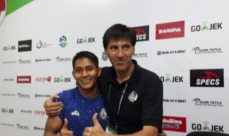 Pelatih Arema FC, Milan Petrovic (kanan).