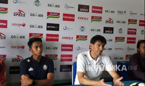 Pelatih Arema FC, Milan Petrovic (kanan) dan pemain Bagas Adi Nugroho (kiri) memberikan keterangan ihwal persiapan melawan Bhayangkara FC di Kantor Arema FC Malang, Senin (21/5). 