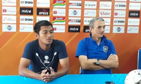 Pelatih Arema FC, Milomir Seslija dan pemain Nasir memberikan keterangan pers terkait pertandingan melawan PSIS Semarang di Kantor Arema FC, Kota Malang, Jumat (30/8). 