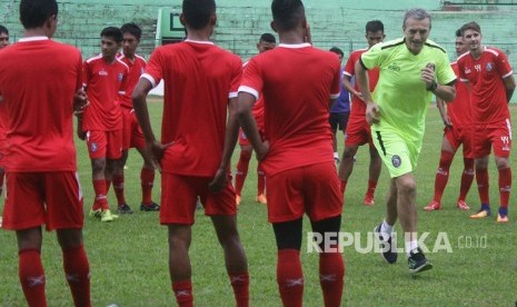 Pelatih Arema FC Milomir Seslija (kedua dari kanan) memberi instruksi pada anak asuhnya saat memimpin latihan perdana di Stadion Gajayana, Malang, Jawa Timur, Kamis (10/1/2019).