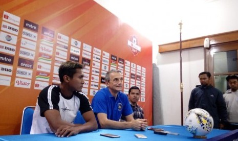 Pelatih Arema FC (tengah) Milomir Seslija dan Pemain Hendro Siwanto (kiri) memberikan keterangan pers di Kantor Arema FC, Kota Malang, Rabu (14/8).