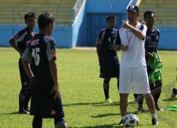 Pelatih Arema Indonesia, Wolfgang Pikal (kanan), memberi instruksi pada sejumlah pemainnya.