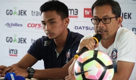 Pelatih Arema Malang Aji Santoso (kanan) bersama pesepakbola Bagas Adi Nugroho (kiri).