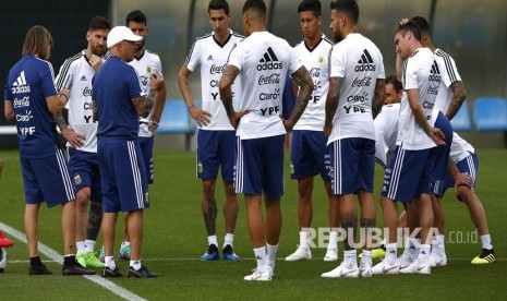 Pelatih Argentina Jorge Sampaoli  memberikan instruksi kepada timnya selama sesi pelatihan di Pusat Olahraga FC Barcelona Joan Gamper, di Sant Joan Despi, Spanyol, Rabu (6/6). Argentina telah membatalkan pertandingan pemanasan Piala Dunia melawan Israel mengikuti protes oleh kelompok pro-Palestina.